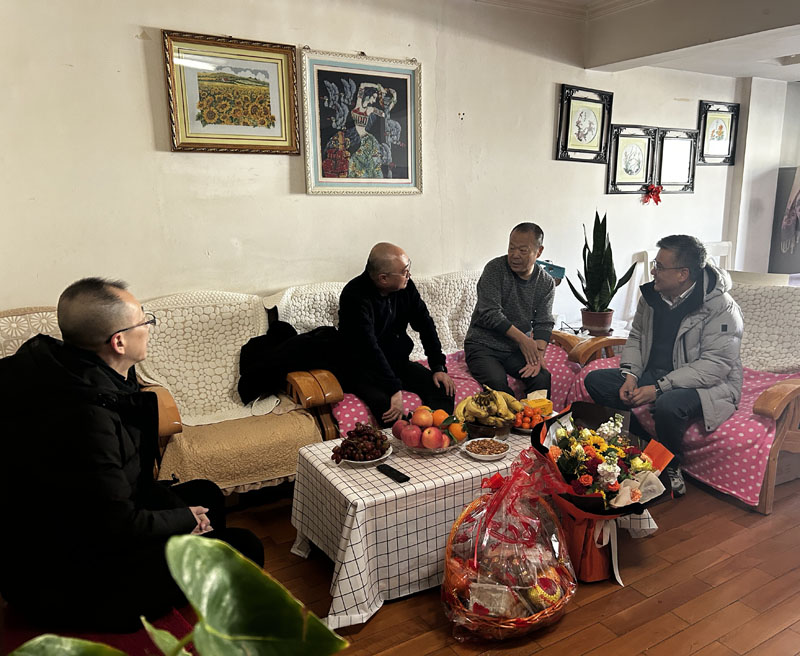 集團(tuán)公司副總經(jīng)理、土木工程院董事長(zhǎng)曹慶 春節(jié)前夕慰問公司勞動(dòng)模范